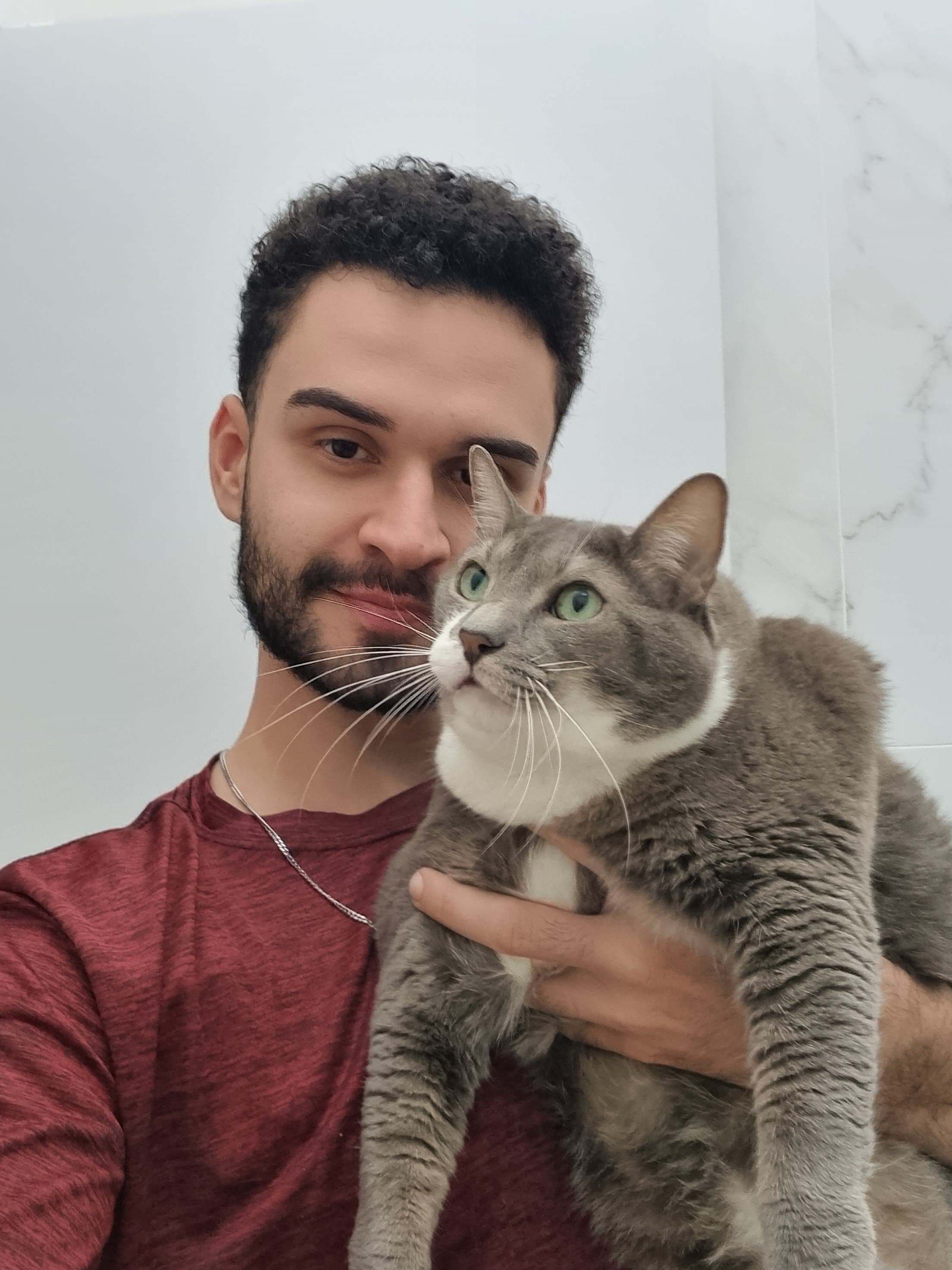 Gato preto no colo do Lucas
